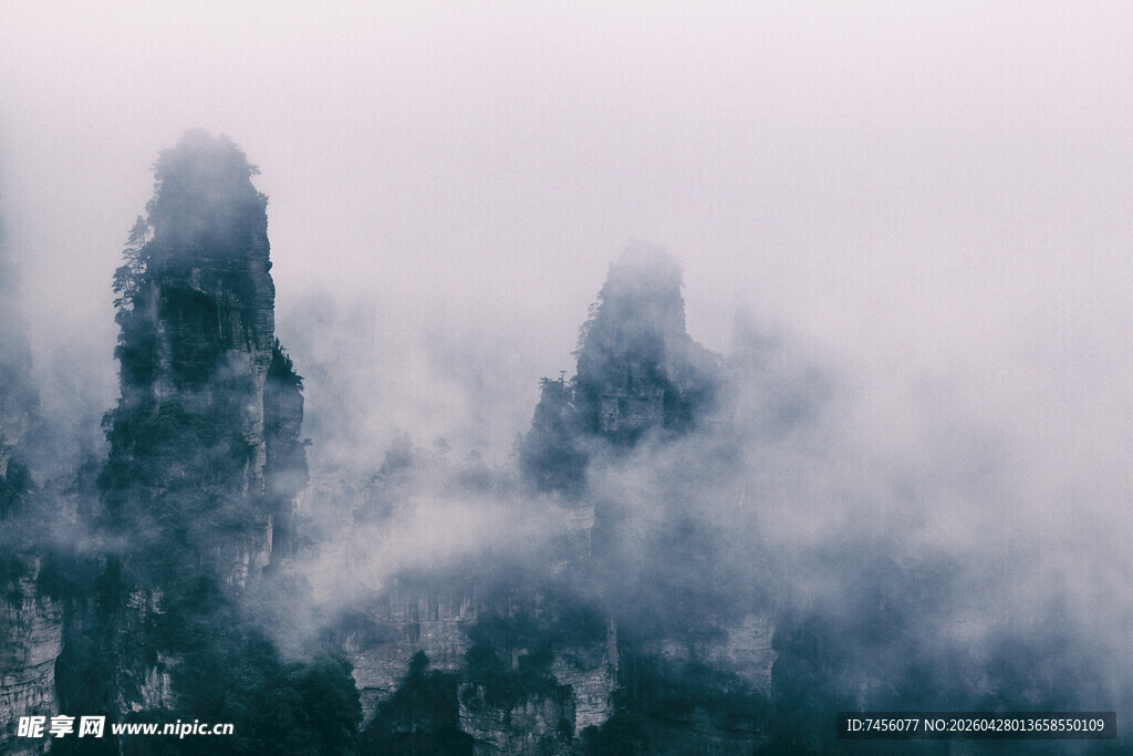 云雾缭绕的壮丽山峰