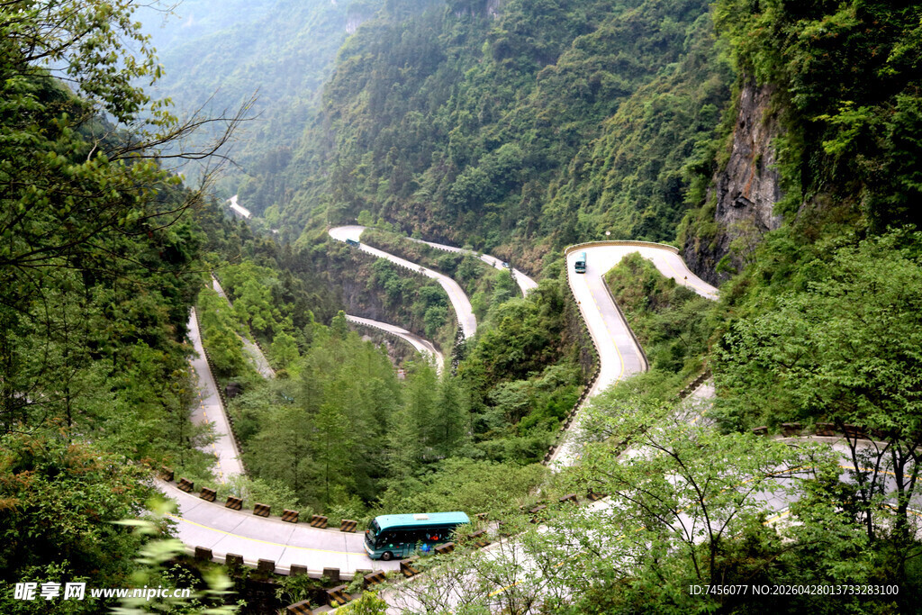 山间蜿蜒公路景色秀丽