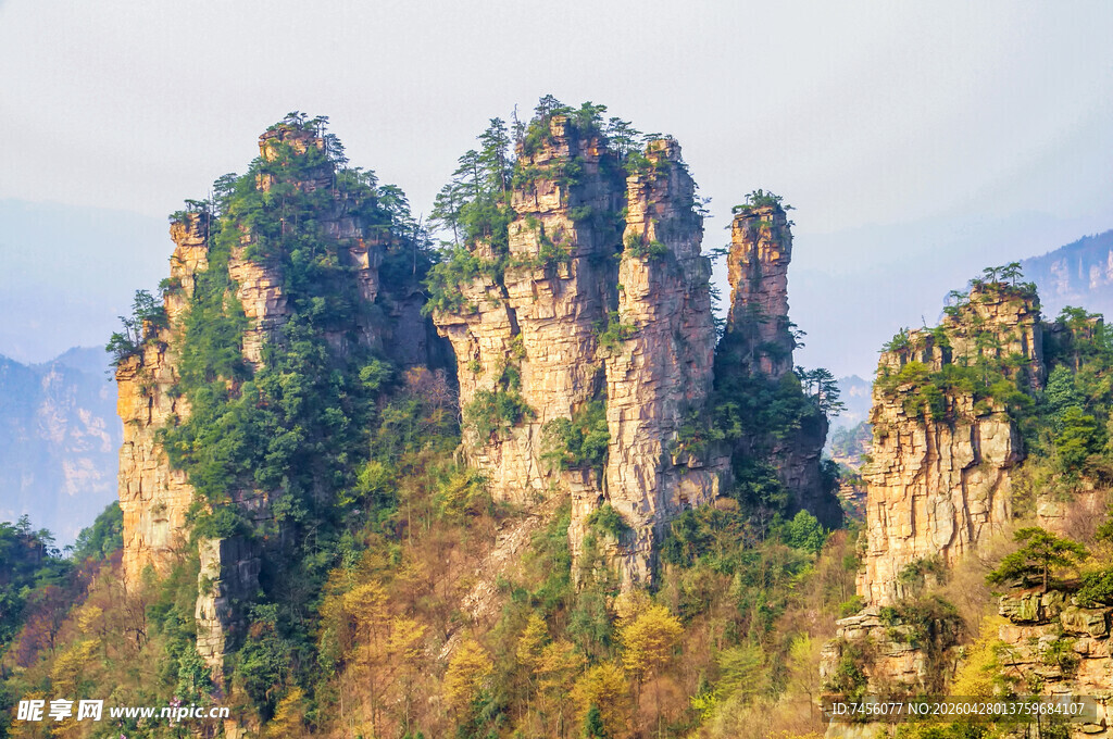 奇峰耸立的壮美山间景色