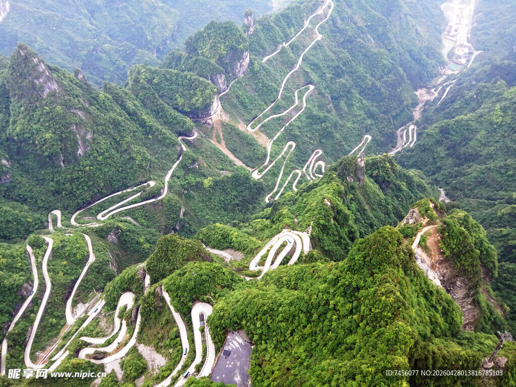 蜿蜒山路穿梭于翠绿山间