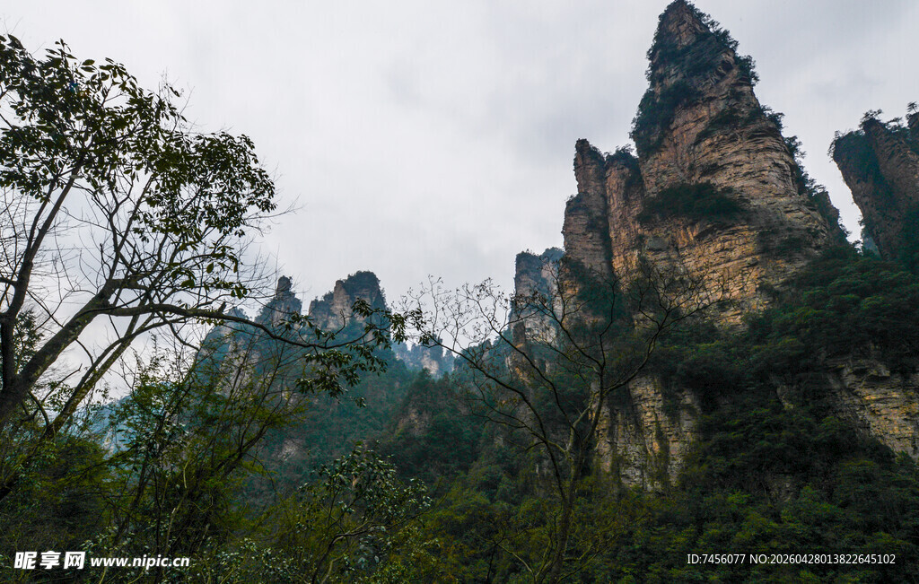奇峰峻岭间的壮美山色