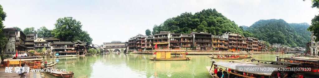 水乡河畔的船只与美景