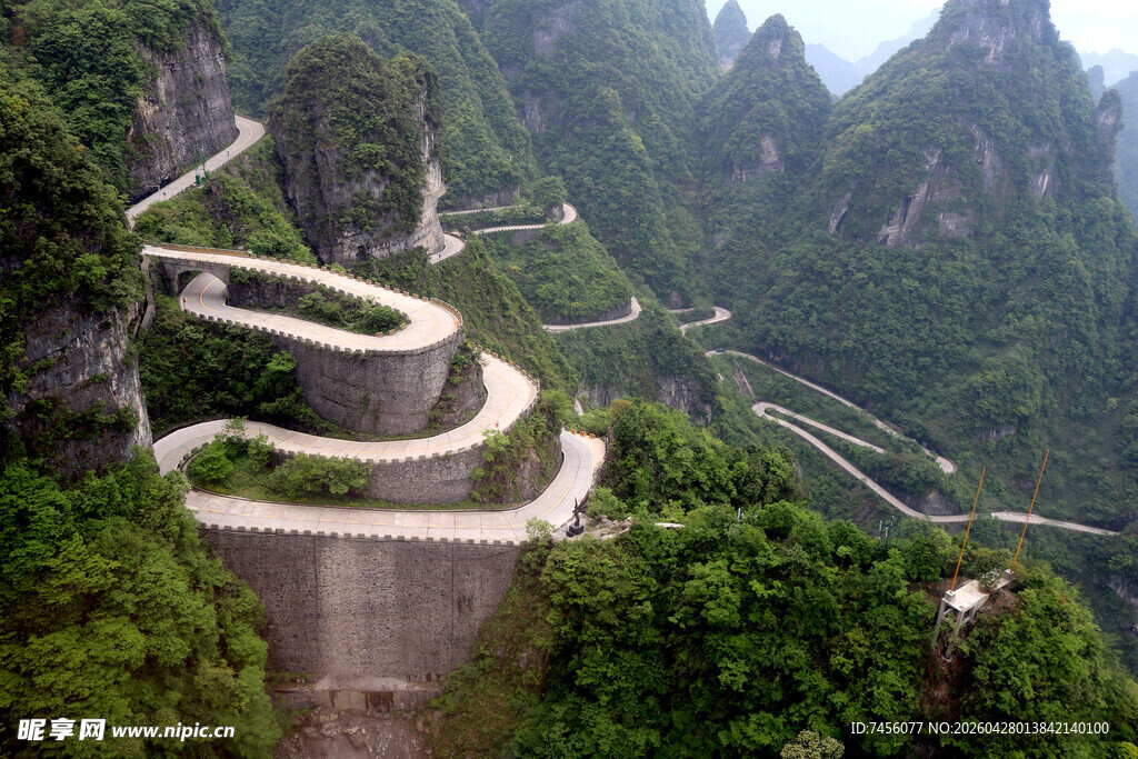 山间蜿蜒的壮丽盘山公路
