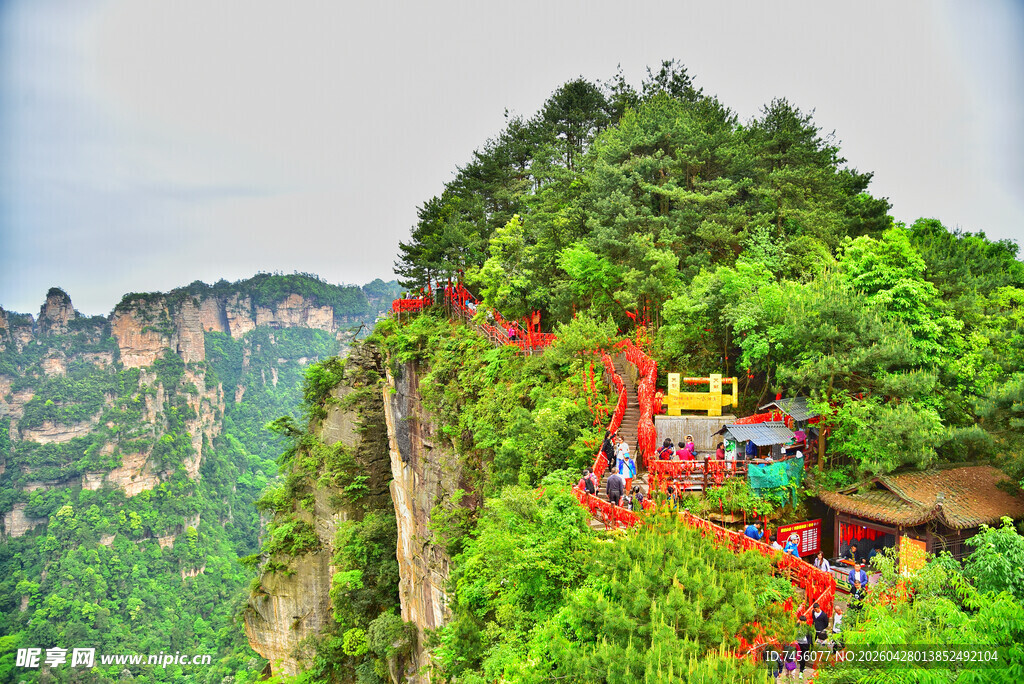 山间崖壁上的多彩建筑