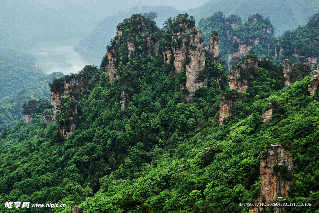 奇峰峻岭间的绿意美景
