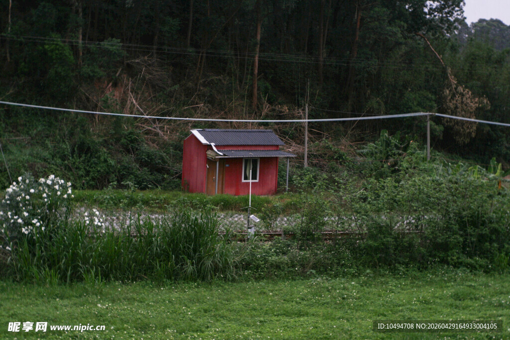 山间红小屋