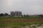 田野旁的城市楼盘建筑