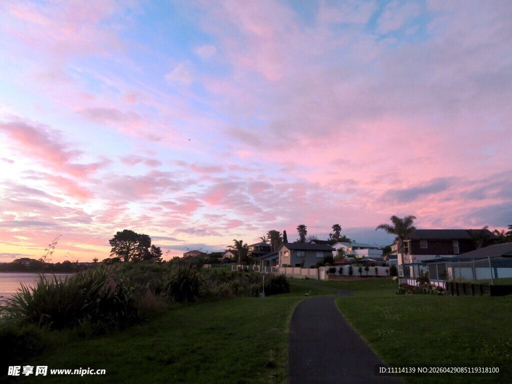 傍晚海滨小镇风景