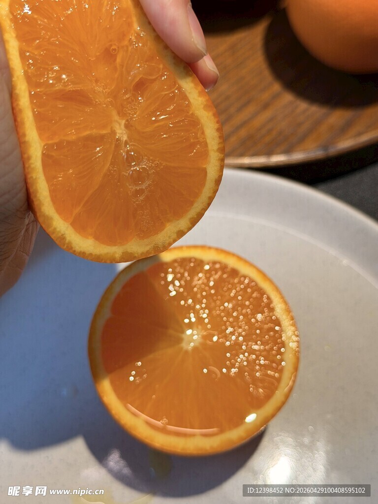 手剥切开的新鲜橙子