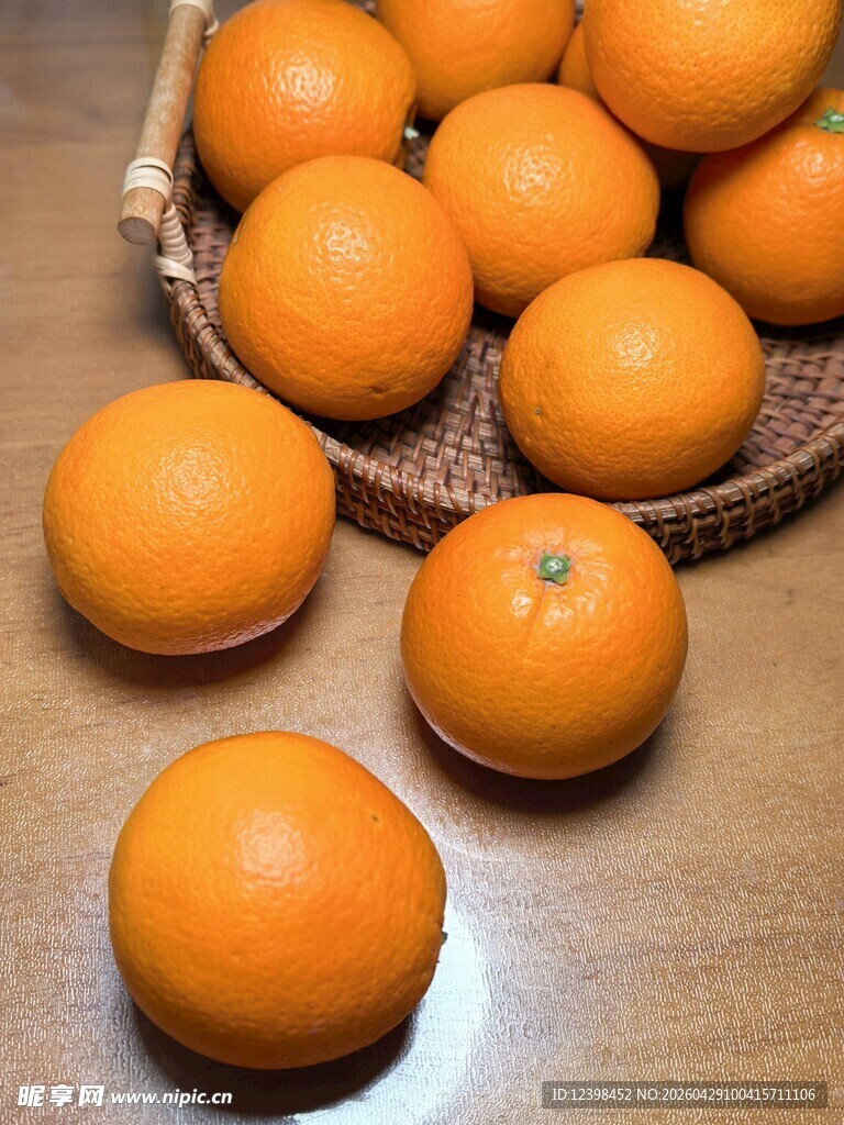 竹篮中摆放的新鲜橙子