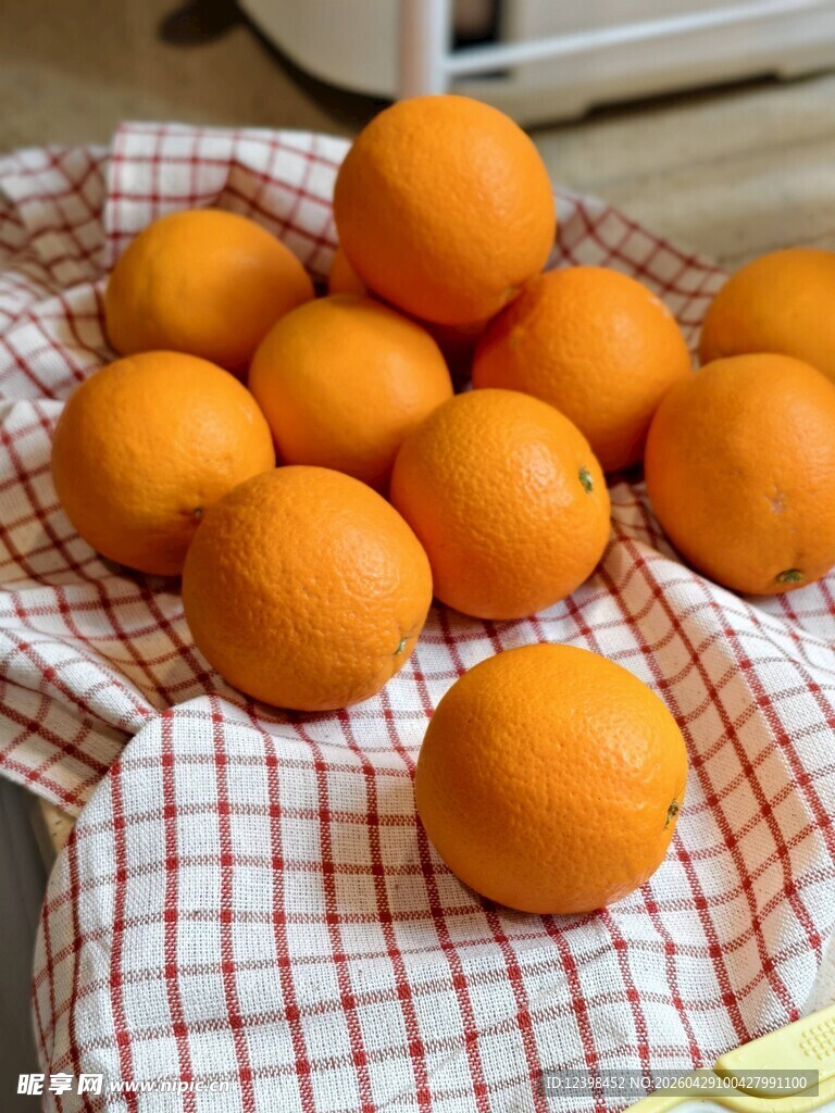 新鲜橙子摆放在格子布上