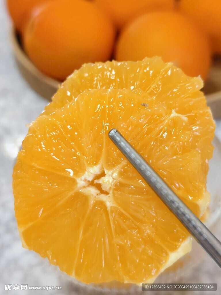 叉子插入多汁橙子果肉