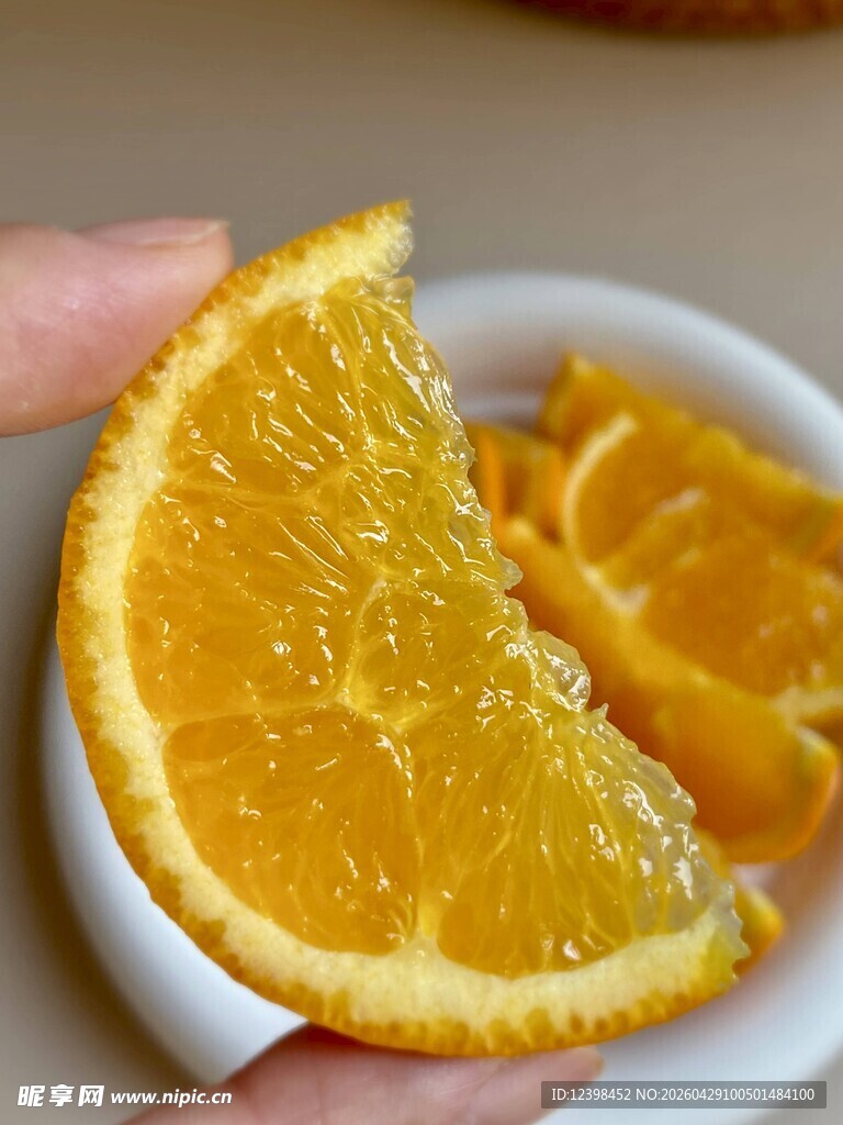 手拿切片橙子特写