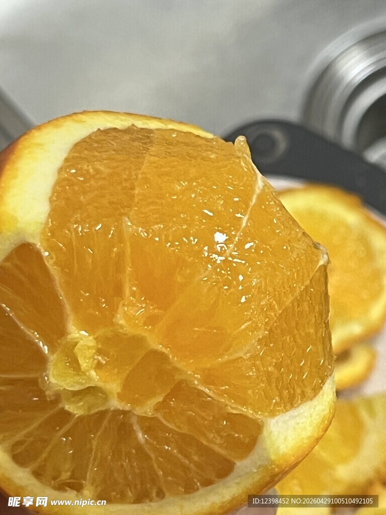 新鲜多汁的切开橙子