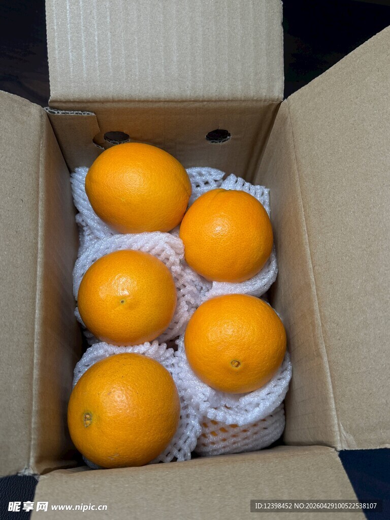 纸箱中的新鲜橙子