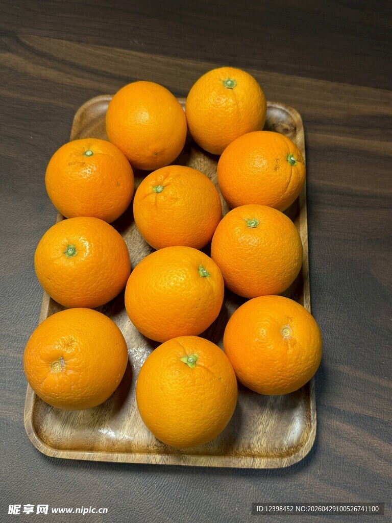 托盘上的新鲜橙子