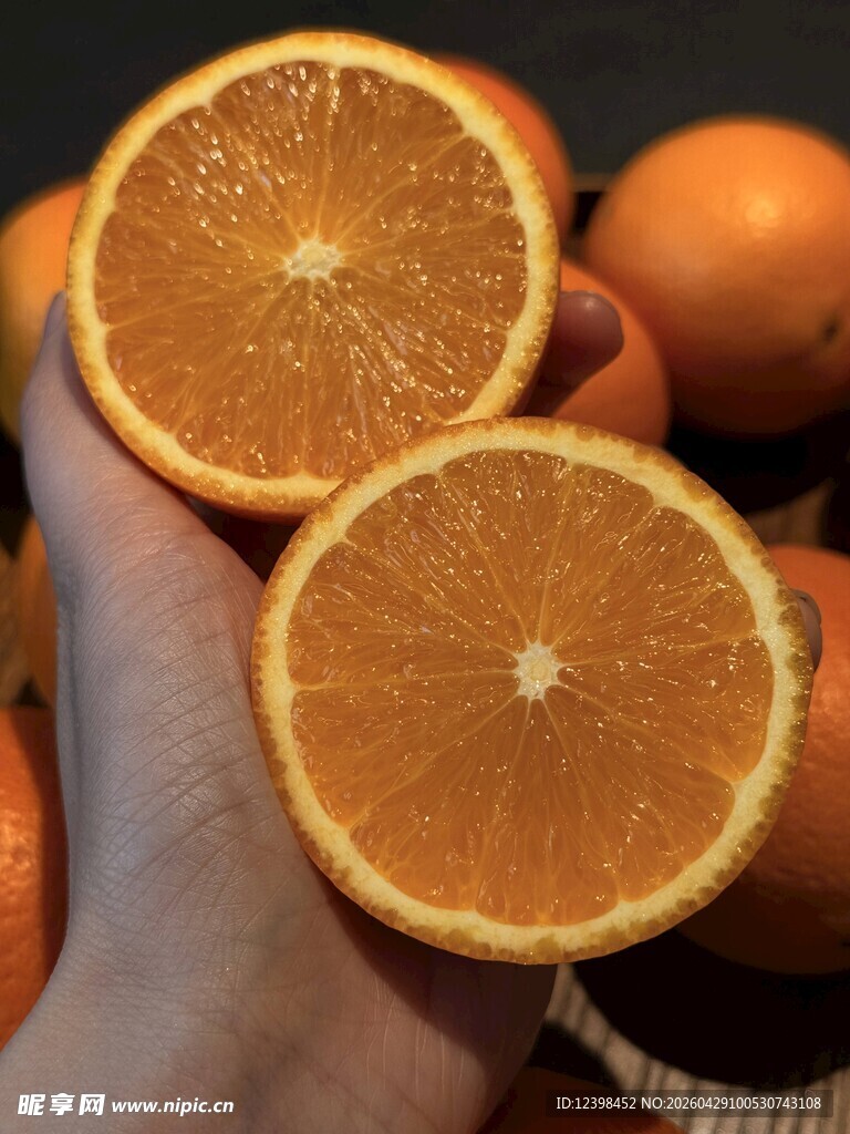 手中鲜橙切片