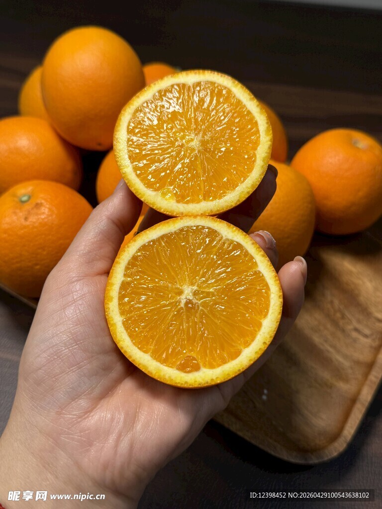 手捧多汁切开的新鲜橙子