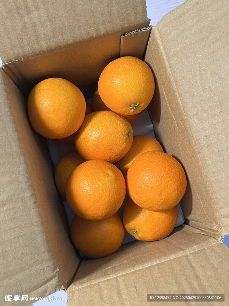 纸箱中的新鲜橙子