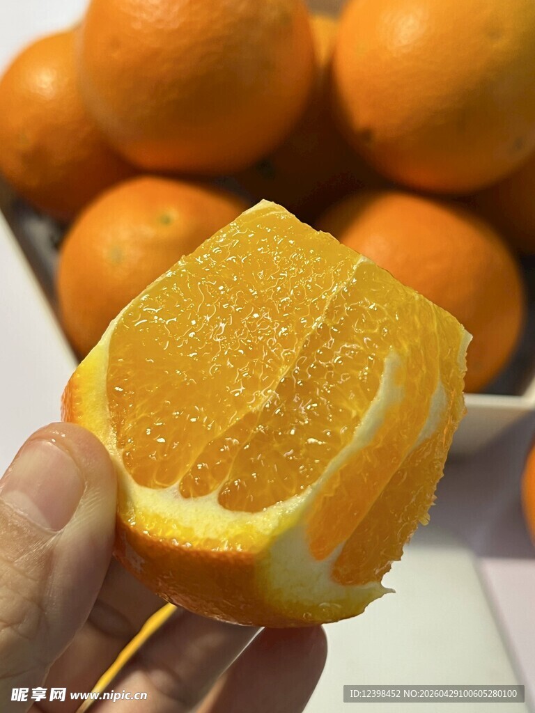 手拿剥开的新鲜橙子