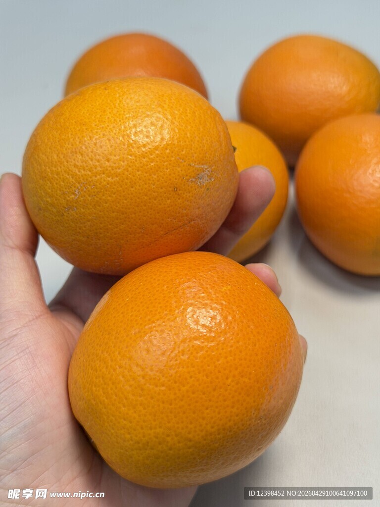 手捧新鲜橙子