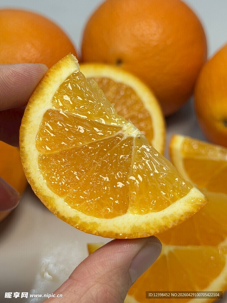 手捧鲜切橙子果肉饱满