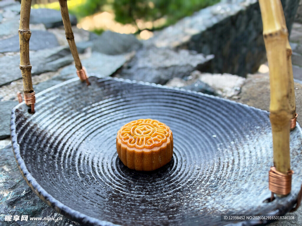石盘上的传统美味月饼