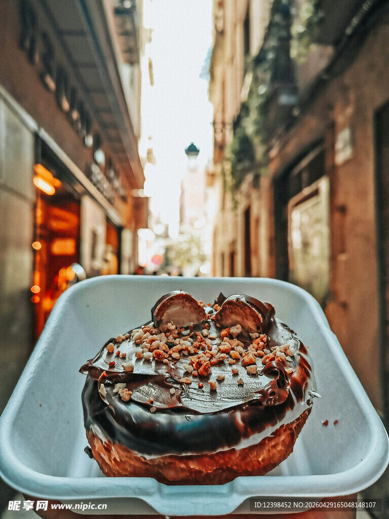 街头托盘上的美味甜点