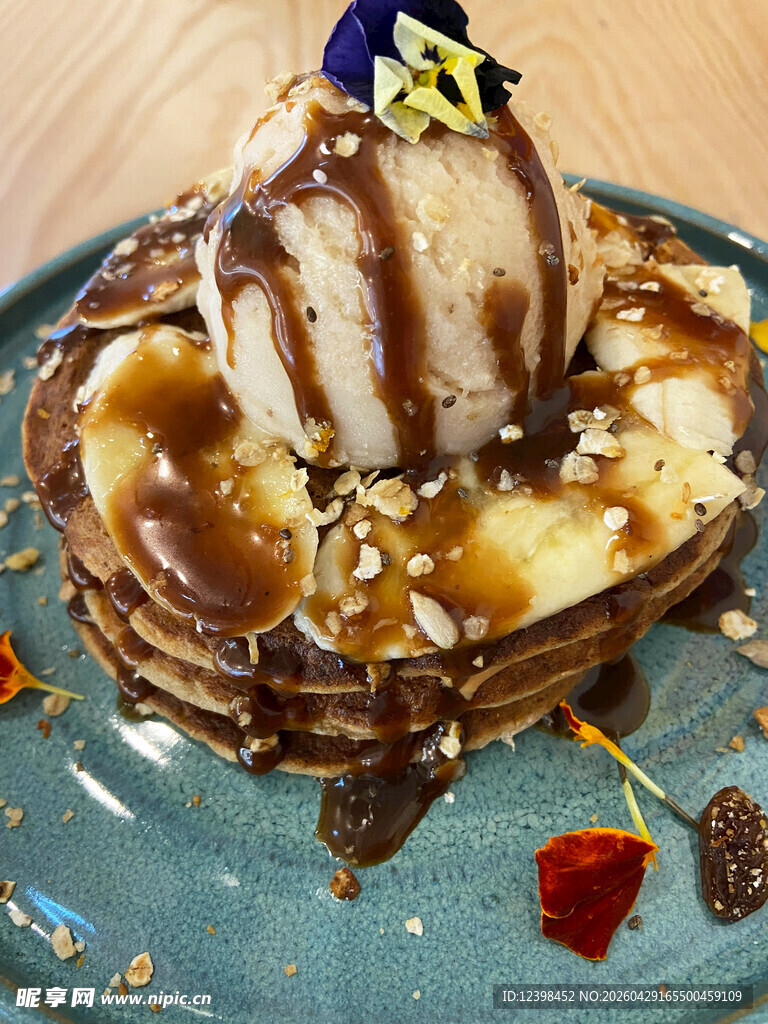 美味焦糖香蕉冰淇淋松饼