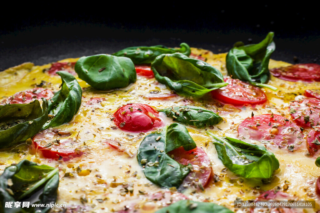 美味番茄罗勒披萨