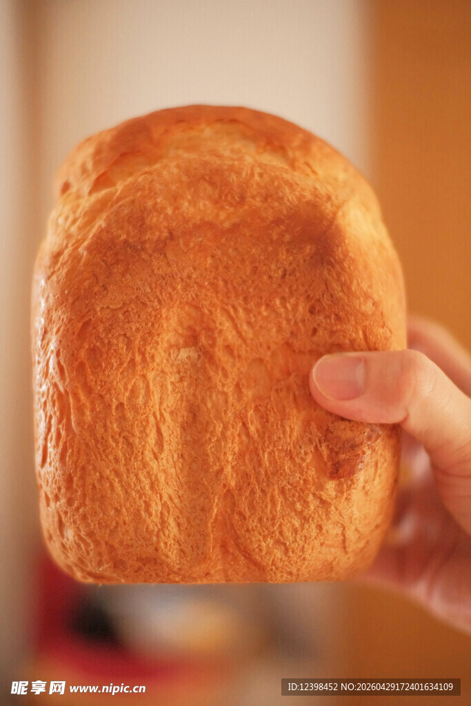 手持一片烤好的面包片