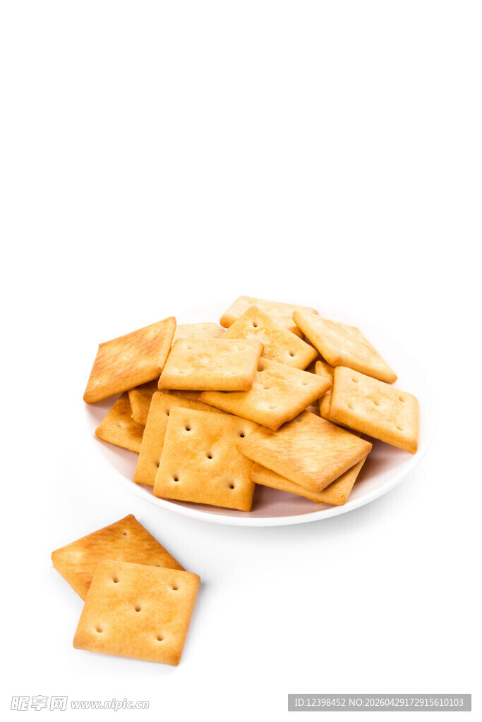 美味方形饼干摆放在盘中