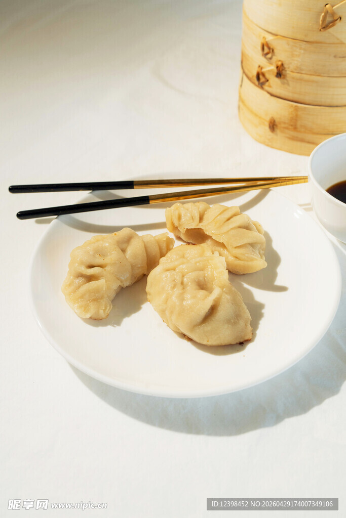 美味蒸饺配筷子与蘸料
