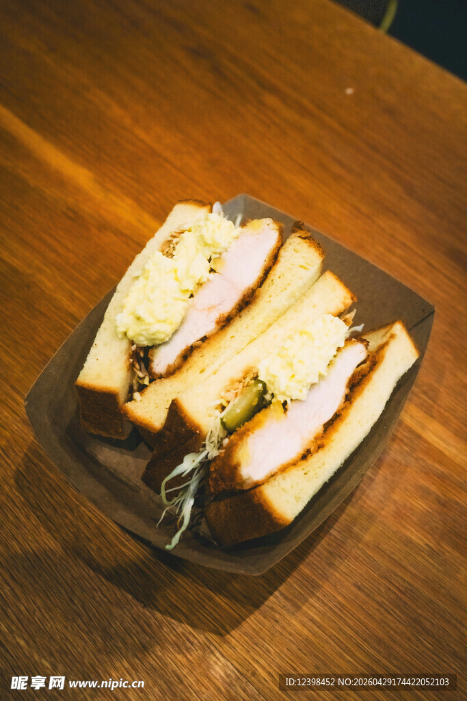 美味三明治摆放在木桌上