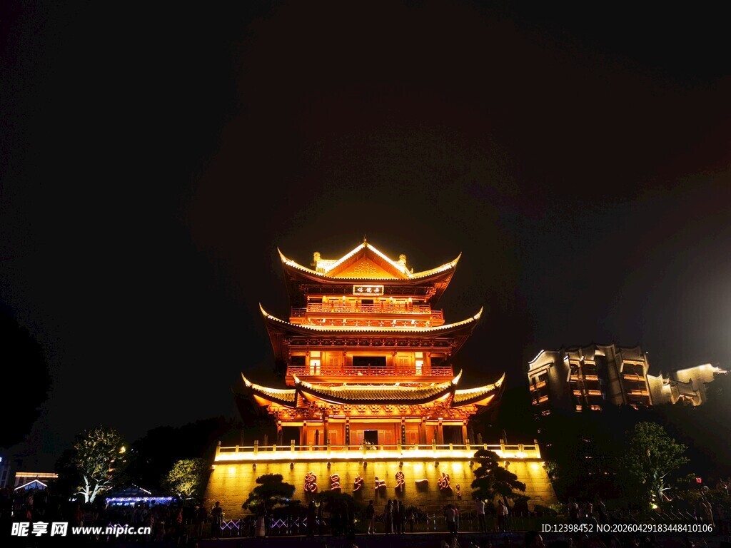 夜晚璀璨的中式古建筑