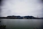 湖畔远山景色