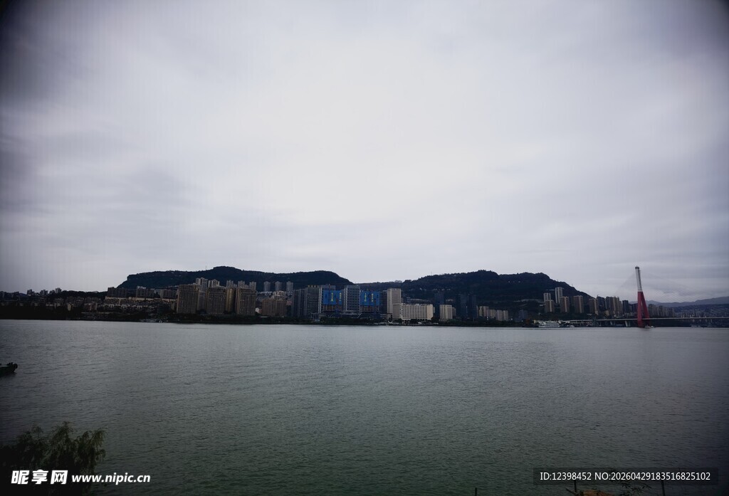 湖畔远山景色