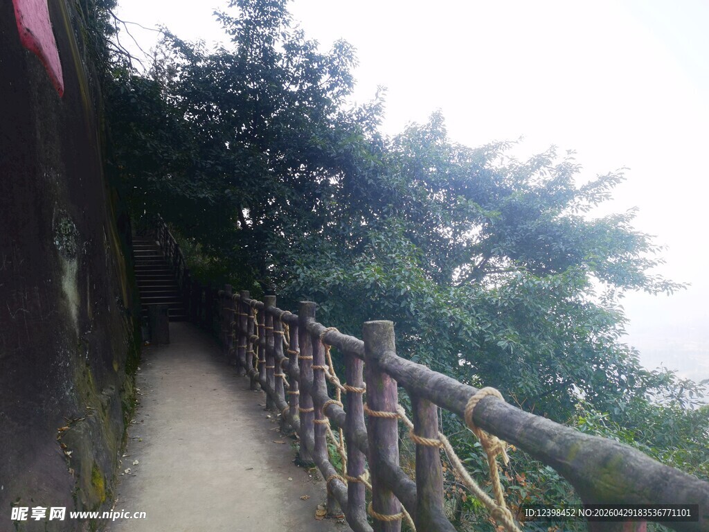 山间幽径旁的木栅栏风景
