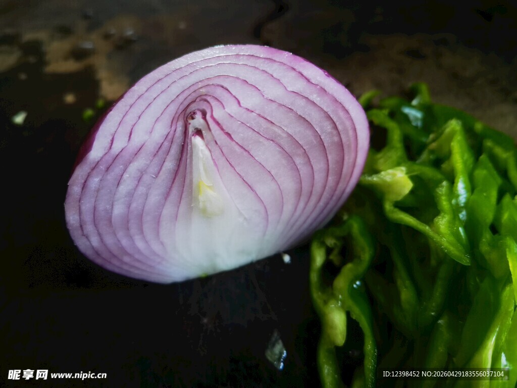 切开的紫皮洋葱与青菜