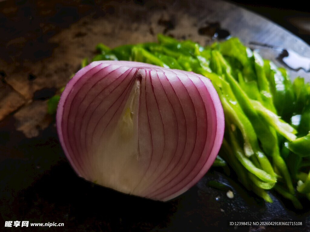 半颗紫洋葱与翠绿蔬菜