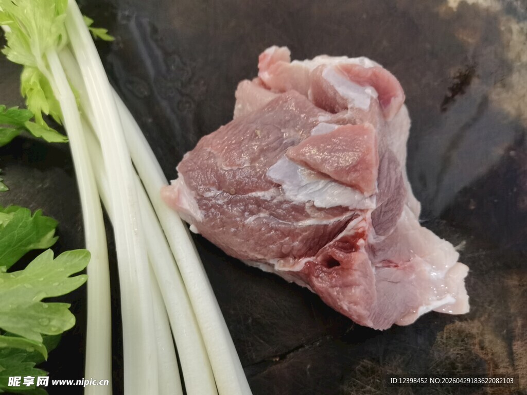 五花肉和芹菜