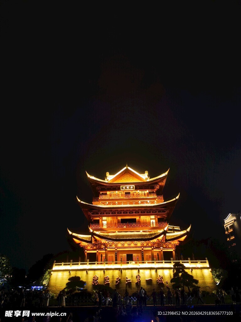 夜晚璀璨的中式古建筑