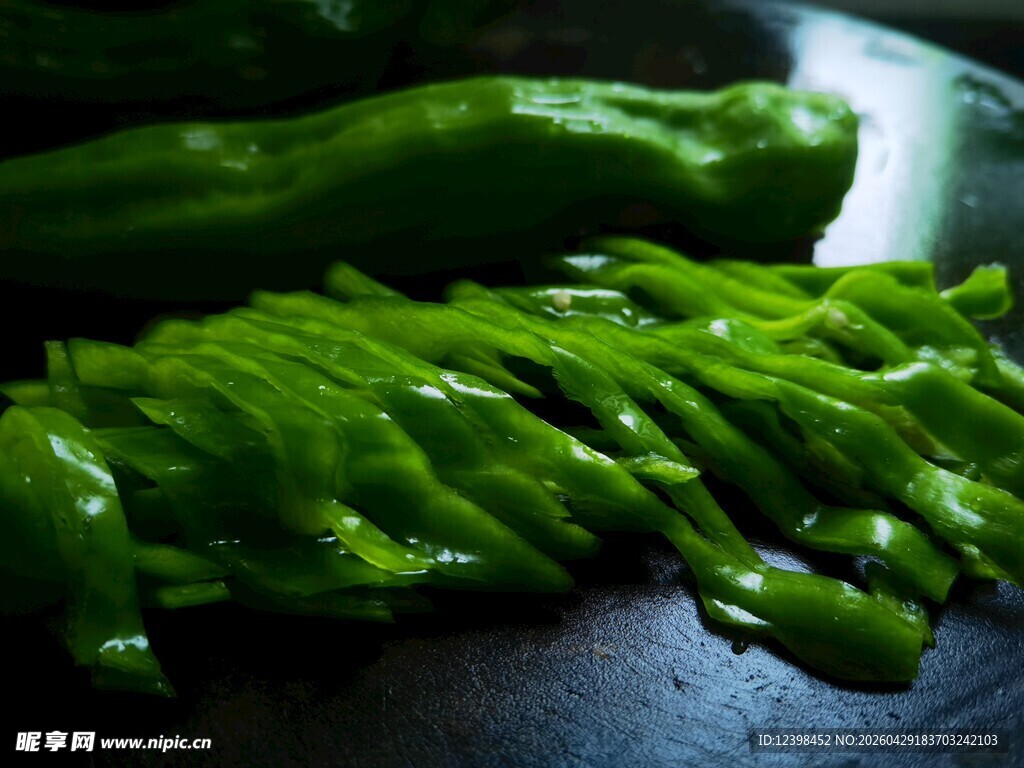鲜绿虎皮青椒特写