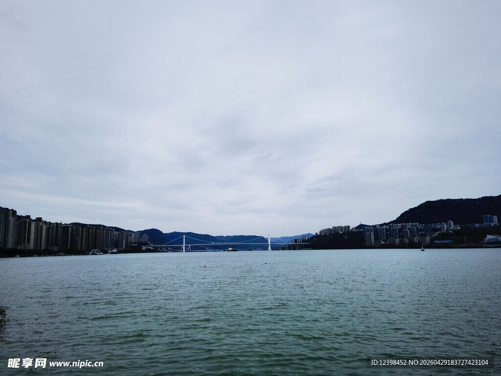 宁静湖景与远处山峦