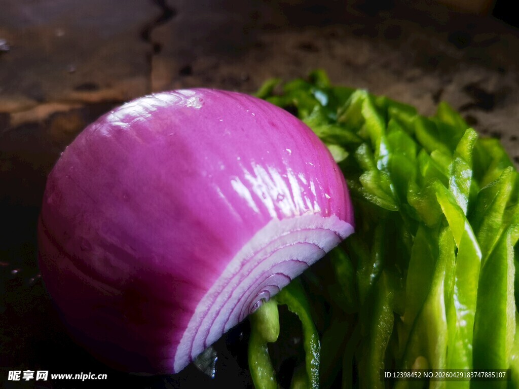 紫洋葱与青菜的视觉盛宴