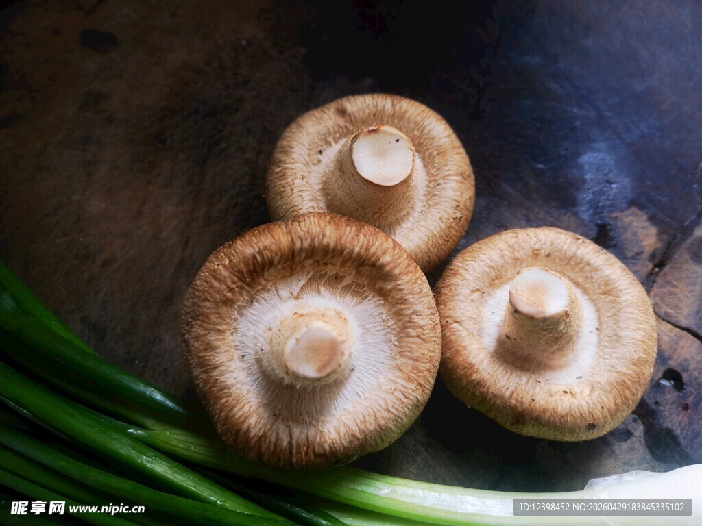新鲜蘑菇与青葱