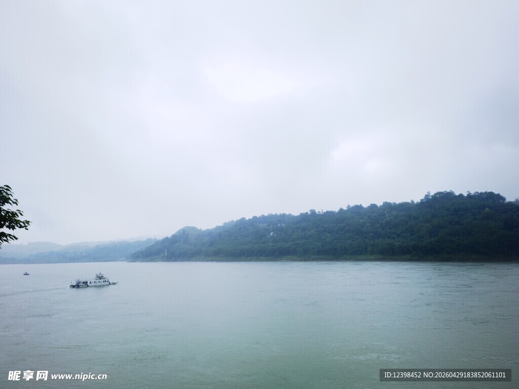 雾霭中的宁静湖面景色