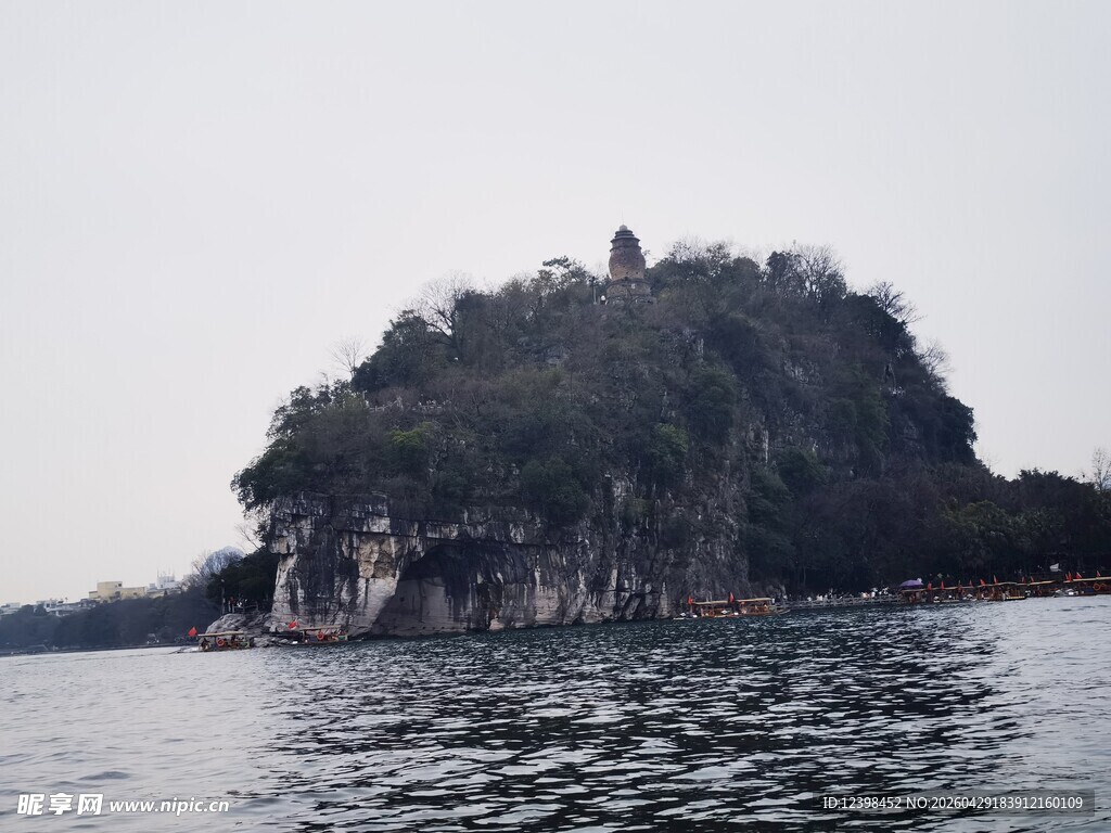 孤峰屹立于浩渺水面