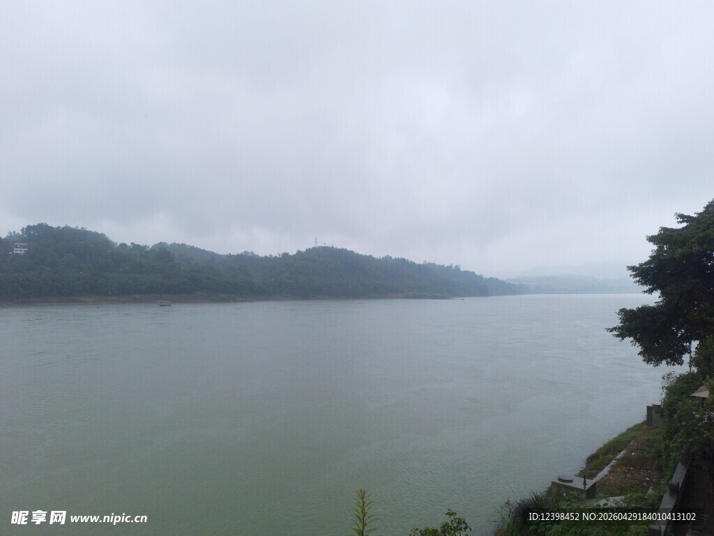 湖畔山水景云雾绕青山