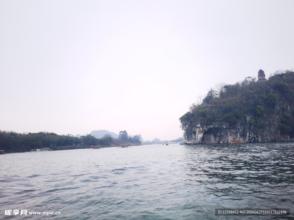 湖畔风光水波与葱郁岸景